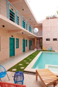 恰帕德科尔索Hotel Mansión Chiapa的一座带游泳池和大楼的房子