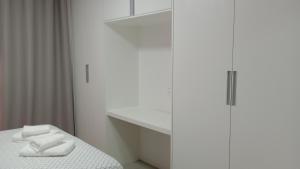 维多利亚RED DESIGN - Apto completo 2 Qts 901的一间卧室配有床和白色橱柜