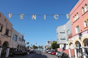 洛杉矶Samesun Venice Beach Hotel & Hostel的享有城市街道的景色,设有停车位