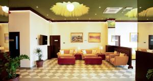 马斯喀特Al Shorouq Hotel Apartments的大堂内带沙发和椅子的等候区