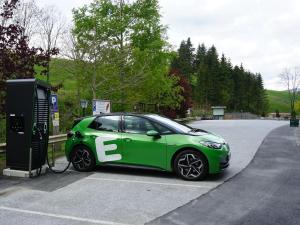 ModriachGasthof Klug zum Ehrensepp的一辆绿色汽车在燃气泵上充电