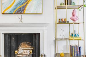 伦敦Flat in Chelsea的客厅设有壁炉和绘画作品