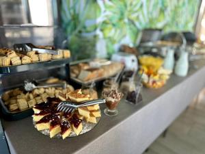 苏托莫雷Art-Hotel Del Medio的包括各种糕点和甜点的自助餐