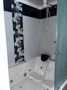 比亚维森西奥Mirador El paraiso glamping的一间带浴缸和镜子的浴室