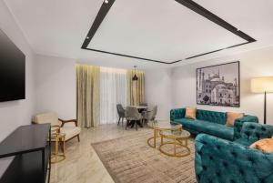 开罗Radisson Residences Cairo Heliopolis的客厅配有沙发和桌子