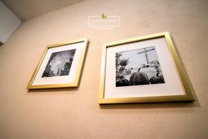 库奥蒂特兰伊斯卡伊A30 Full Suite ‖ Mini Dept at Plaza Acequia的挂在墙上的两张照片