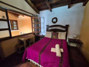危地马拉安地瓜Hotel Casa Sofia的一间卧室,床上有泰迪熊