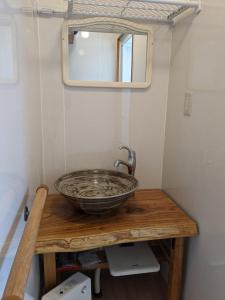 来民民泊サライ七城的木桌上设有碗水槽的浴室