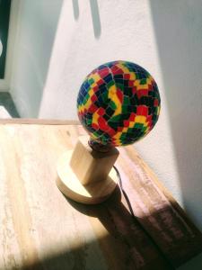 蒙特韦尔迪Montanha Home的一张桌子上一个五颜六色的玻璃球