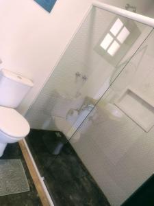 蒙特韦尔迪Montanha Home的一间带玻璃淋浴和卫生间的浴室