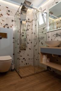 帕琉乔拉Niki Rooms的带淋浴、卫生间和盥洗盆的浴室