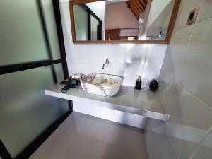 特特巴图Novia Guest House Lombok-Tetebatu的一间带水槽和镜子的浴室