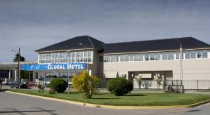 岑特纳里奥全球酒店 的一座标有当地酒店标志的建筑