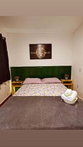帕拉蒂Refugio Do Paraty Mirim的卧室设有一张大床和两张桌子