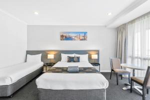 林肯港喜尔顿汽车旅馆的酒店客房带一张床、一张桌子和椅子