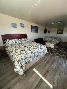 SuttonGunsight Mountain Lodge的一间卧室配有一张床和一张沙发