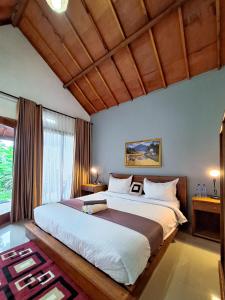特特巴图Novia Guest House Lombok-Tetebatu的一间卧室,卧室内配有一张大床