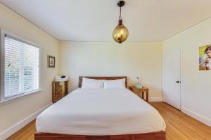 旧金山Spacious 2br Near Ocean & Sutro Heights Park的卧室配有白色的床和窗户。