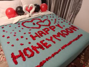 丹那拉打Hillview Inn Cameron Highlands PROMO的床上的生日蛋糕,心碎