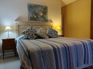 耶尔瓦布埃纳Elegante departamento 2D的一间卧室配有一张带蓝白色毯子的床