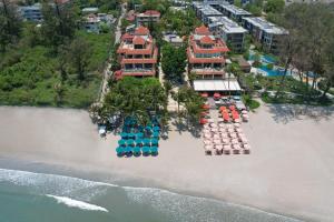 华欣Anantasila Beach Resort Hua Hin的海滩上的度假村的空中景致