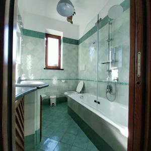 马萨鲁布朗斯Green Holiday House的带浴缸、卫生间和盥洗盆的浴室