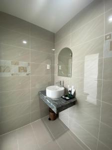 芽庄Thanh Hien villa的一间带水槽和镜子的浴室