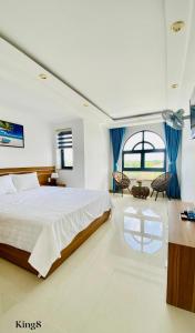 芽庄Thanh Hien villa的一间卧室设有一张大床和一个窗户。