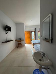 布罗莫Homestay Lereng Bromo的浴室设有两张床、一个水槽和镜子