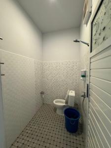 布罗莫Homestay Lereng Bromo的一间带卫生间和蓝色桶的浴室