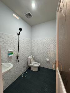 布罗莫Homestay Lereng Bromo的一间带摄像头、卫生间和水槽的浴室