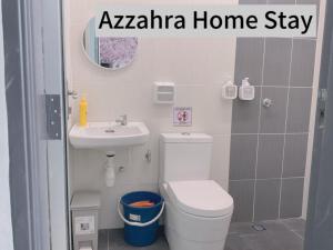居林Az-zahra Home Stay Kulim Hi-Tech的一间带卫生间和水槽的小浴室