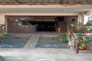 RobertsganjOYO Prabha Guest House的拥有楼梯和植物的建筑入口