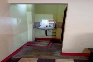 RobertsganjOYO Prabha Guest House的客房内的小浴室设有水槽