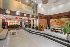 岘港Gold Time Hotel Da Nang的购物中心的大堂,商店