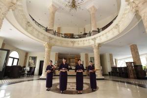 日惹日惹帕里斯皇家酒店的一群站在大厅里的人