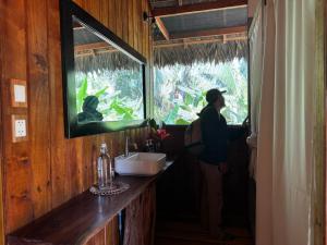 马尔多纳多港Hacienda Herrera Tambopata的看浴室窗户的人