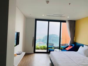 清化Khách sạn Flamigo Hải tiến的酒店客房设有一张床和一个阳台。