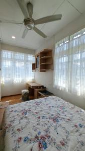 Relax House Raja Uda Butterworth 田园小屋客房内的一张或多张床位