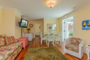 基韦斯特Key West Villas的客厅配有沙发和桌子