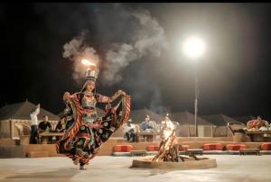 斋沙默尔Explore Hostel Life Jaisalmer的一个人在马戏团表演中跳舞