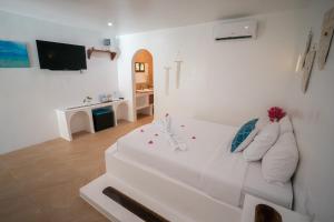 莫阿尔博阿Secret paradise moalboal的客厅配有白色沙发和电视