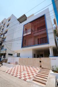 蒂鲁帕蒂Golden Villa - duplex with private theater - A Golden Group Of Premium Home Stays - tirupati的前面有格子的建筑