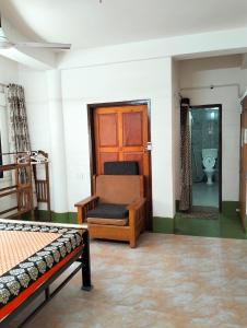 西里古里Yangzom Homez的客房设有床、椅子和卫生间
