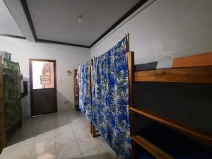 公主港La Vida Hostel的一间拥有一排蓝色和白色墙壁的客房