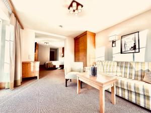 阿尔滕马克特蓬高乌尔比斯古特酒店的客厅配有沙发和桌子