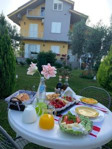 斯库台Hotel Villa Linda的一张带食物和饮料的白色桌子