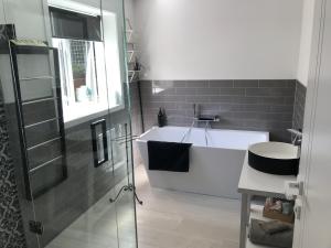 瓦纳卡Villa @23的带浴缸和盥洗盆的浴室