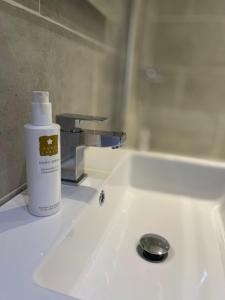 多克雷皇家酒店的浴室水槽上放有一瓶肥皂