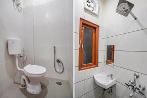 AyodhyaFabHotel Siya Bihari的一间带卫生间和水槽的浴室